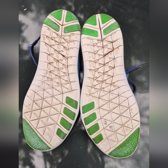 Nike Kids Blue and Green Shoes - Picture 8 of 8